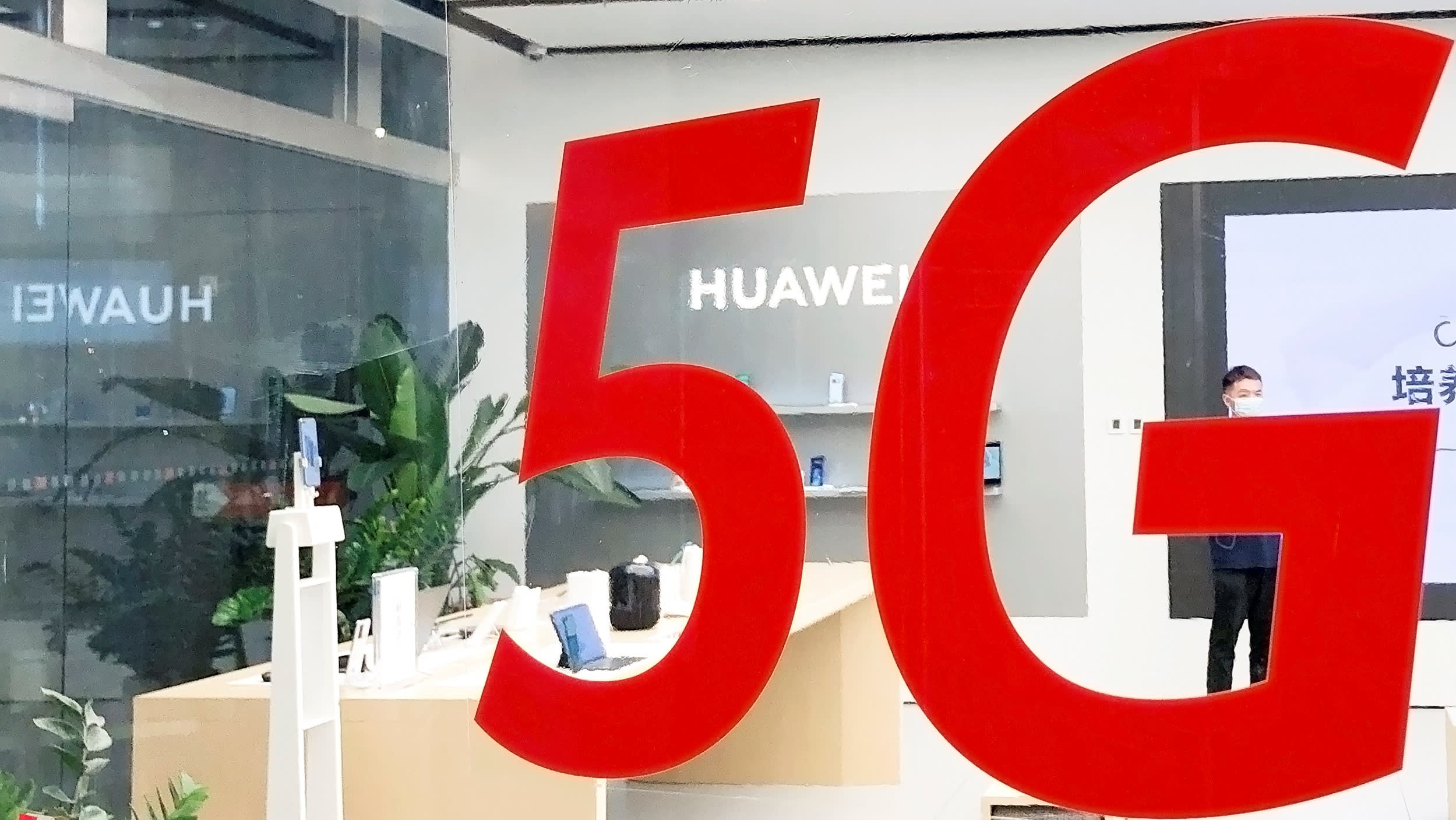 Mỹ cho phép công ty trong nước hợp tác với Huawei vì muốn lãnh đạo toàn cầu về 5G - Ảnh 1.