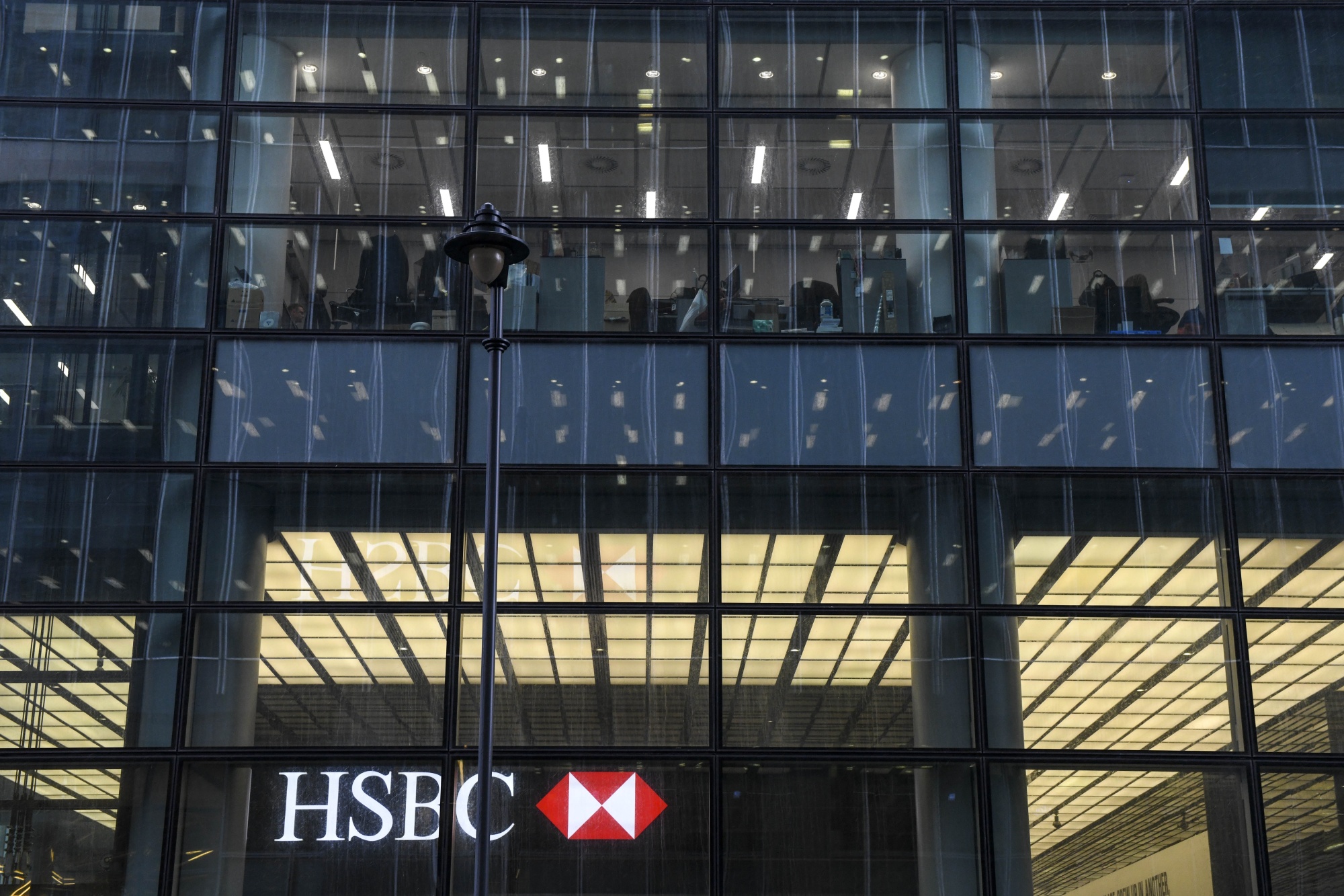 HSBC tái khởi động kế hoạch cắt giảm 35.000 nhân sự sau ba tháng trì hoãn do COVID-19 - Ảnh 1. HSBC tái khởi động kế hoạch cắt giảm 35.000 nhân sự sau ba tháng trì hoãn do COVID-19 - Ảnh 1.