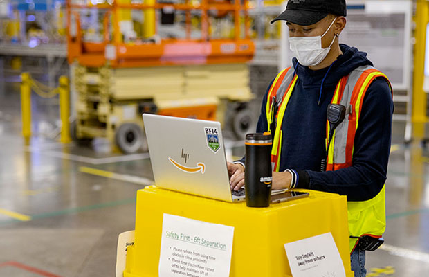Sử dụng công nghệ AI, các công nhân của Amazon thực hiện quy định giãn cách xã hội dễ dàng hơn - Ảnh 1. Sử dụng công nghệ AI, các công nhân của Amazon thực hiện quy định giãn cách xã hội dễ dàng hơn - Ảnh 1.