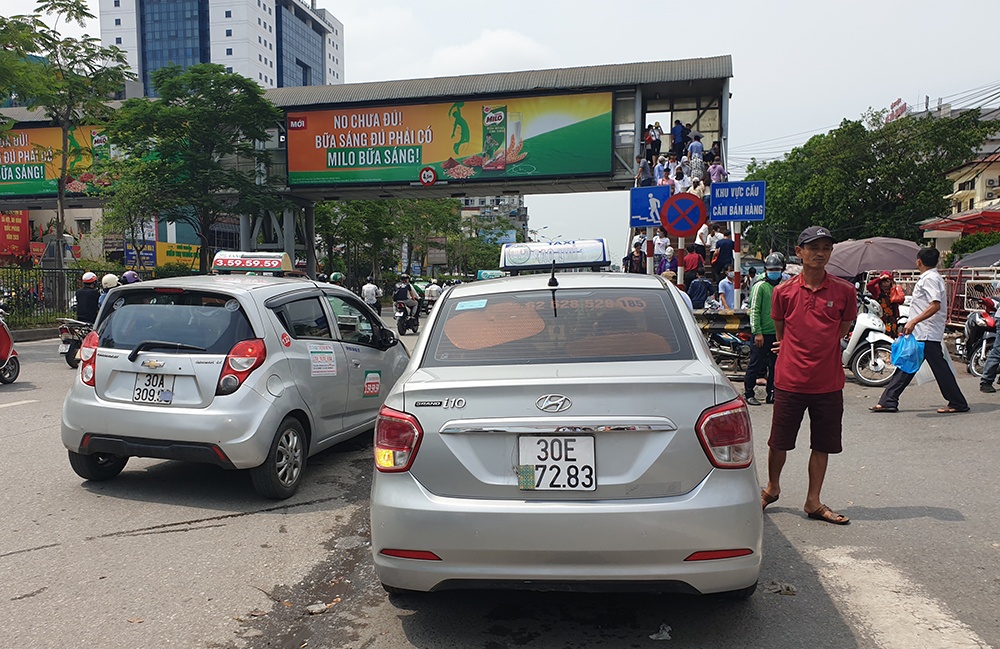 Hà Nội: Tài xế taxi 'hô biến' biển số để trốn phạt nguội - Ảnh 1.