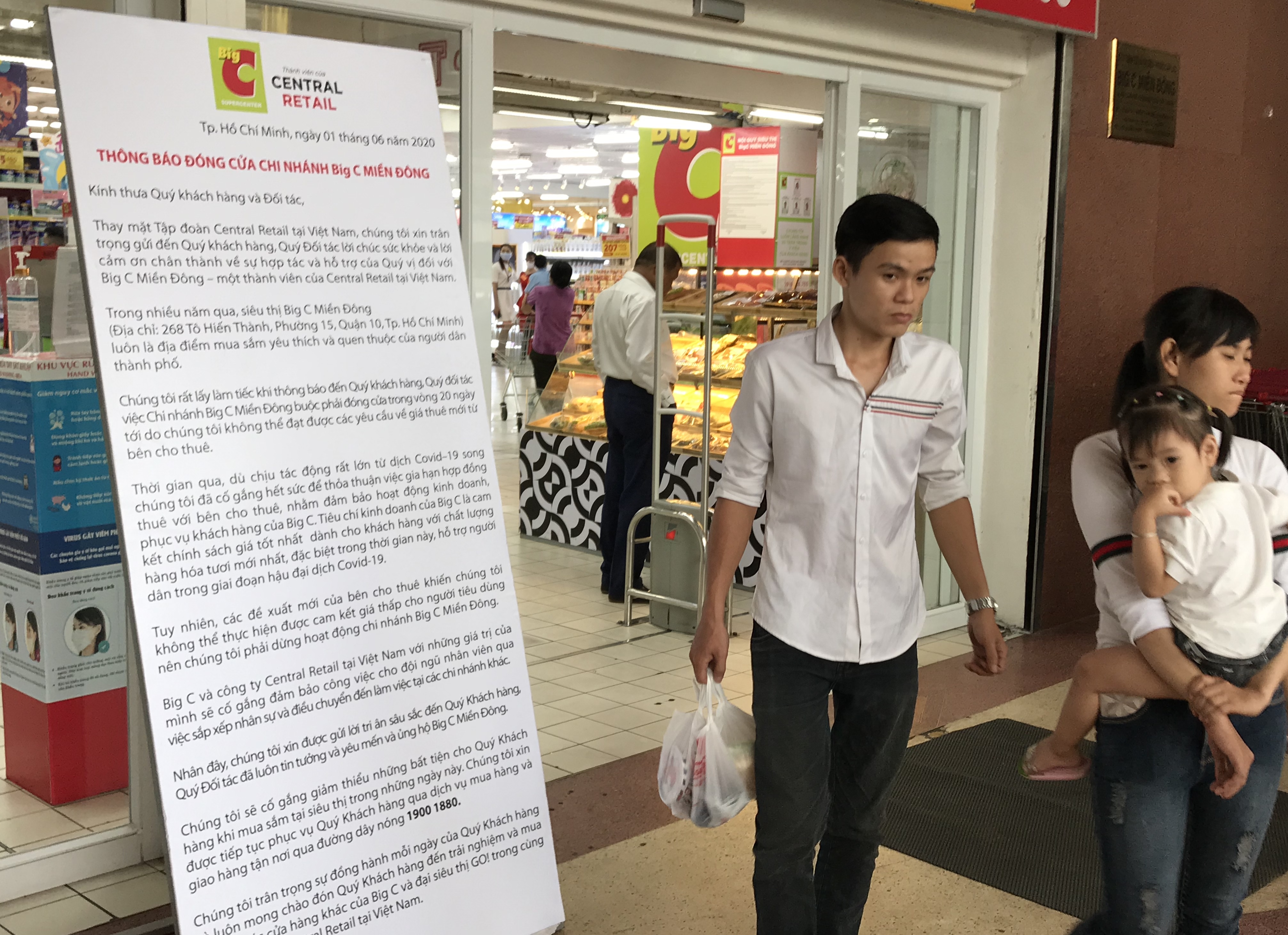 Big C miền Đông bất ngờ thông báo đóng cửa, người tiêu dùng sững sờ, siêu thị vắng lặng chiều nay - Ảnh 2. Big C miền Đông bất ngờ thông báo đóng cửa, người tiêu dùng sững sờ, siêu thị vắng lặng chiều nay - Ảnh 2.