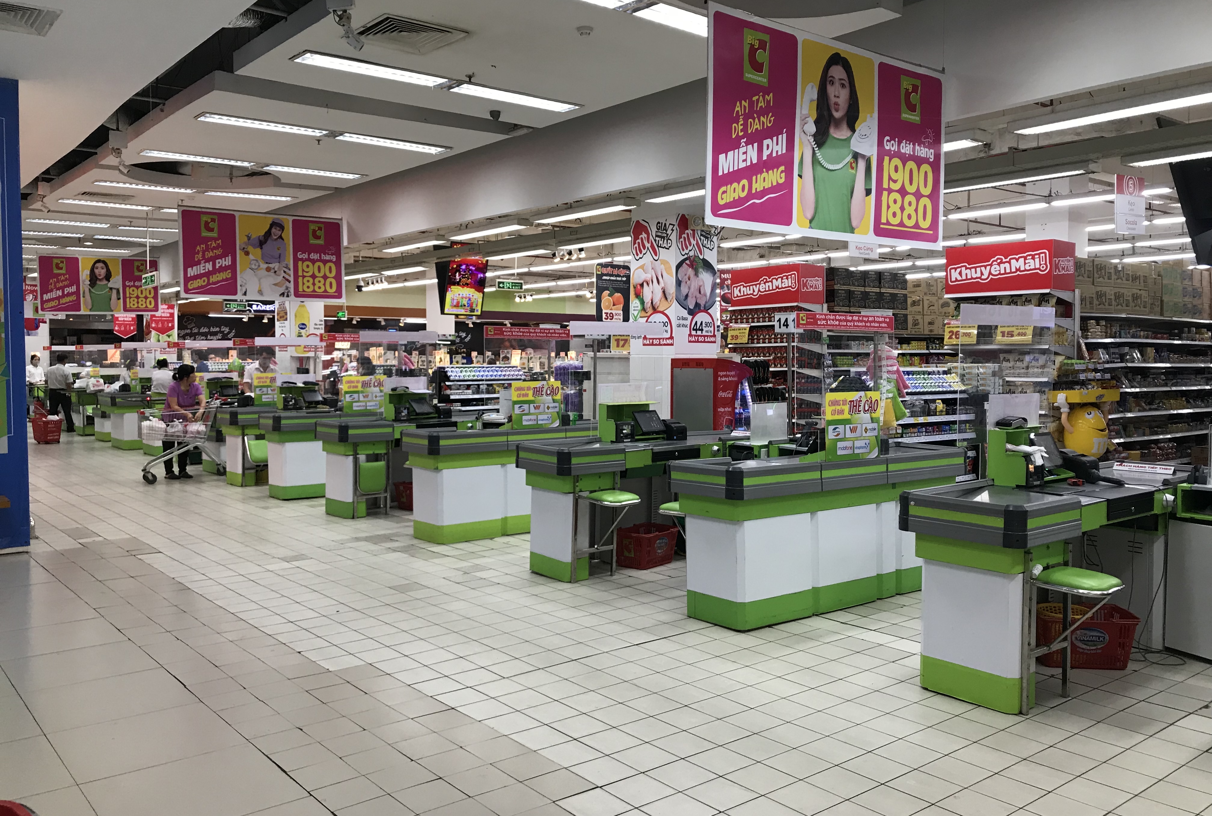 Big C miền Đông bất ngờ thông báo đóng cửa, người tiêu dùng sững sờ, siêu thị vắng lặng chiều nay - Ảnh 10. Big C miền Đông bất ngờ thông báo đóng cửa, người tiêu dùng sững sờ, siêu thị vắng lặng chiều nay - Ảnh 10.