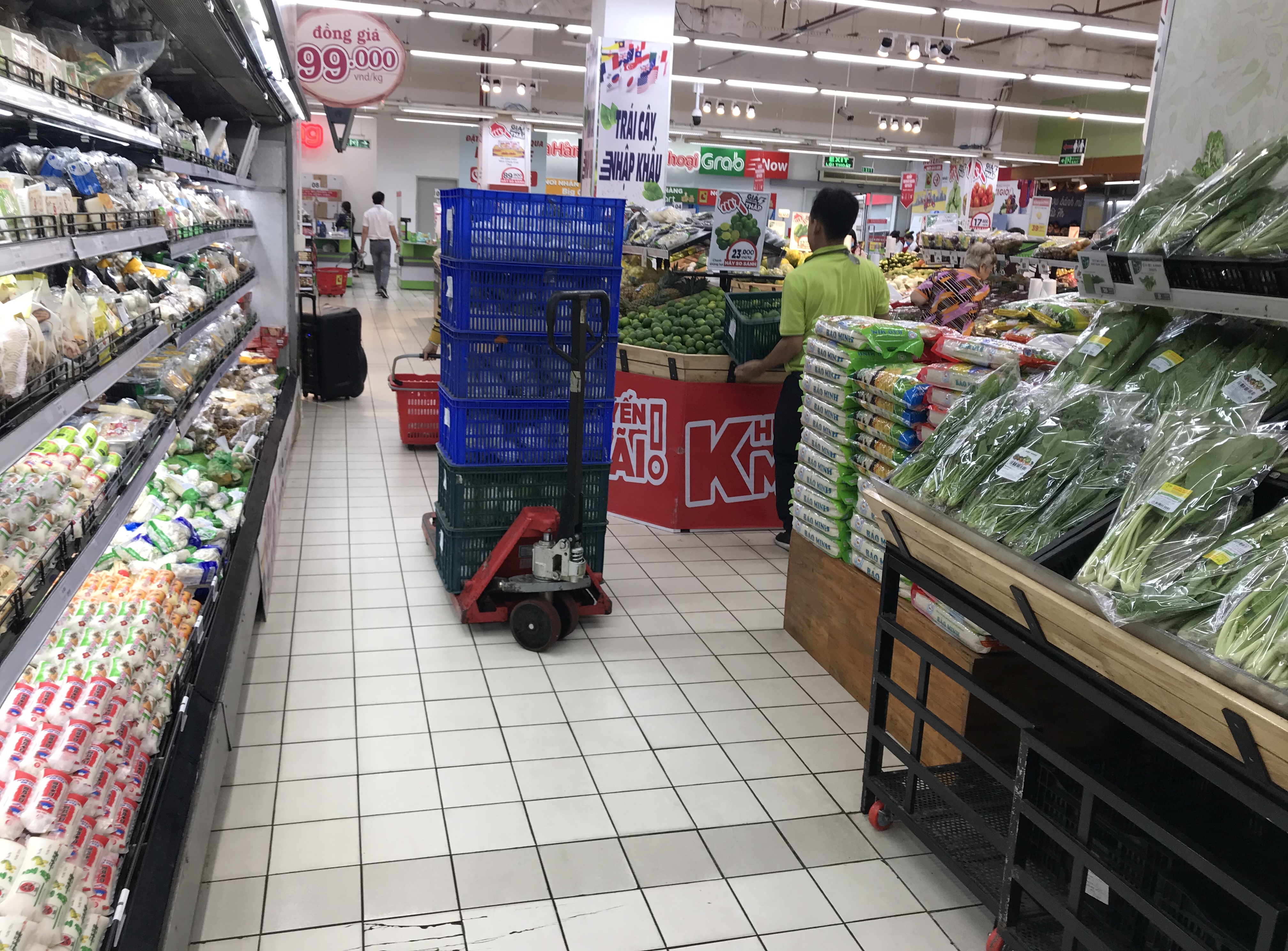Big C miền Đông bất ngờ thông báo đóng cửa, người tiêu dùng sững sờ, siêu thị vắng lặng chiều nay - Ảnh 13. Big C miền Đông bất ngờ thông báo đóng cửa, người tiêu dùng sững sờ, siêu thị vắng lặng chiều nay - Ảnh 13.