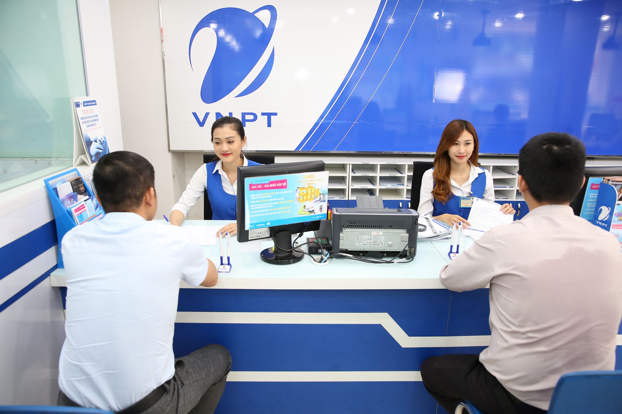 Thị trường SIM số vẫn rộn ràng trước thông tin nhà mạng ngừng bán mới qua kênh phân phối - Ảnh 4. Thị trường SIM số vẫn rộn ràng trước thông tin nhà mạng ngừng bán mới qua kênh phân phối - Ảnh 4.