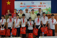 Tân Hiệp Phát trao hàng trăm phần quà cho trẻ em có hoàn cảnh khó khăn