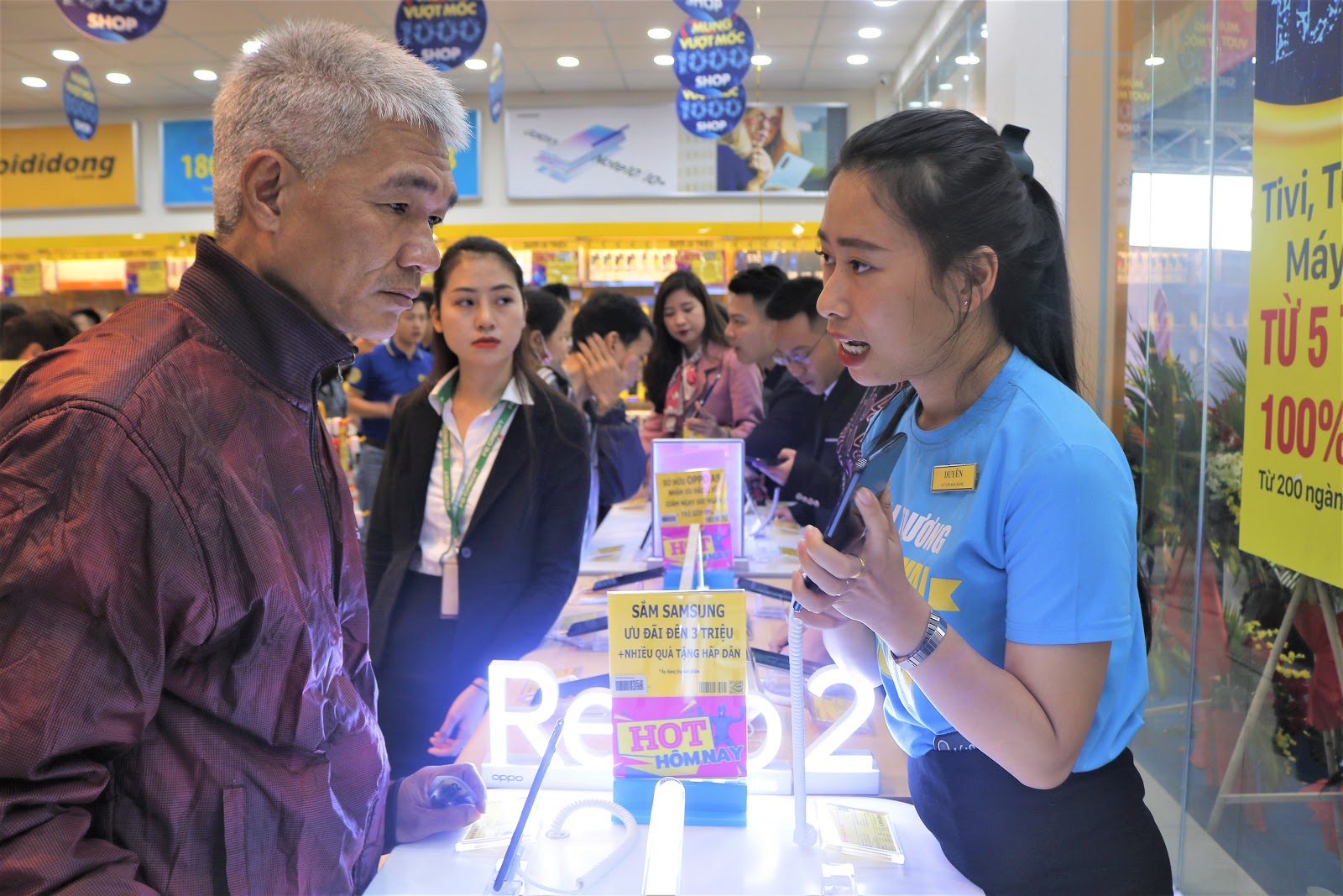 'Chiều khách' như Thế Giới Di Động, nhân viên bán hàng hỗ trợ luôn thủ tục trả góp - Ảnh 1. 'Chiều khách' như Thế Giới Di Động, nhân viên bán hàng hỗ trợ luôn thủ tục trả góp - Ảnh 1.