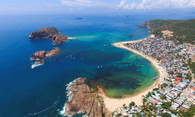 Bình Định kêu gọi đầu tư nhiều dự án du lịch - dịch vụ, hạ tầng giao thông - Ảnh 1. Bình Định kêu gọi đầu tư nhiều dự án du lịch - dịch vụ, hạ tầng giao thông - Ảnh 1.
