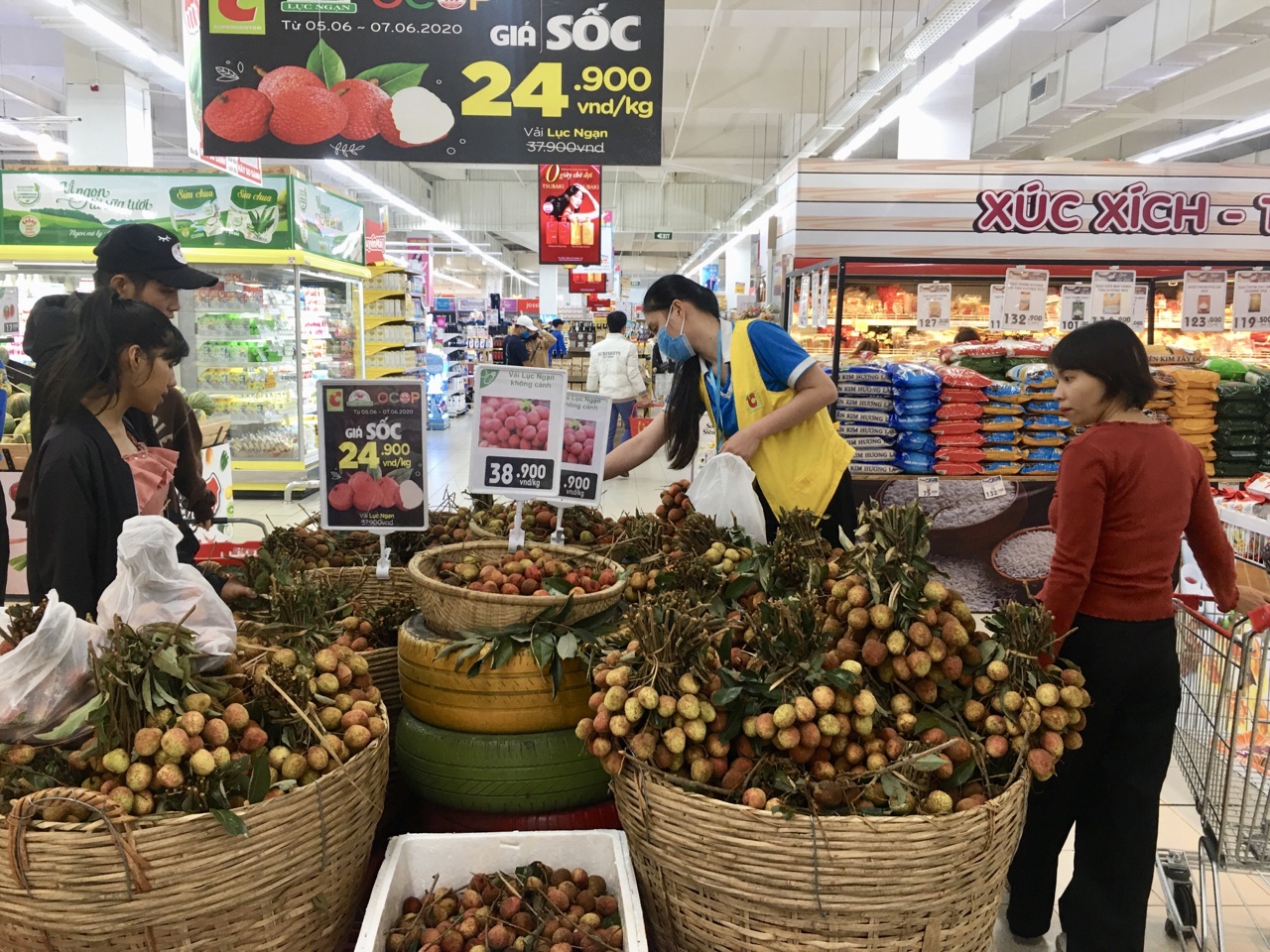 Bay sang Nhật Bản, giá vải thiều Việt tăng gấp 10 lần, giá trị được định vị ở tầm cao mới - Ảnh 3. Bay sang Nhật Bản, giá vải thiều Việt tăng gấp 10 lần, giá trị được định vị ở tầm cao mới - Ảnh 3.