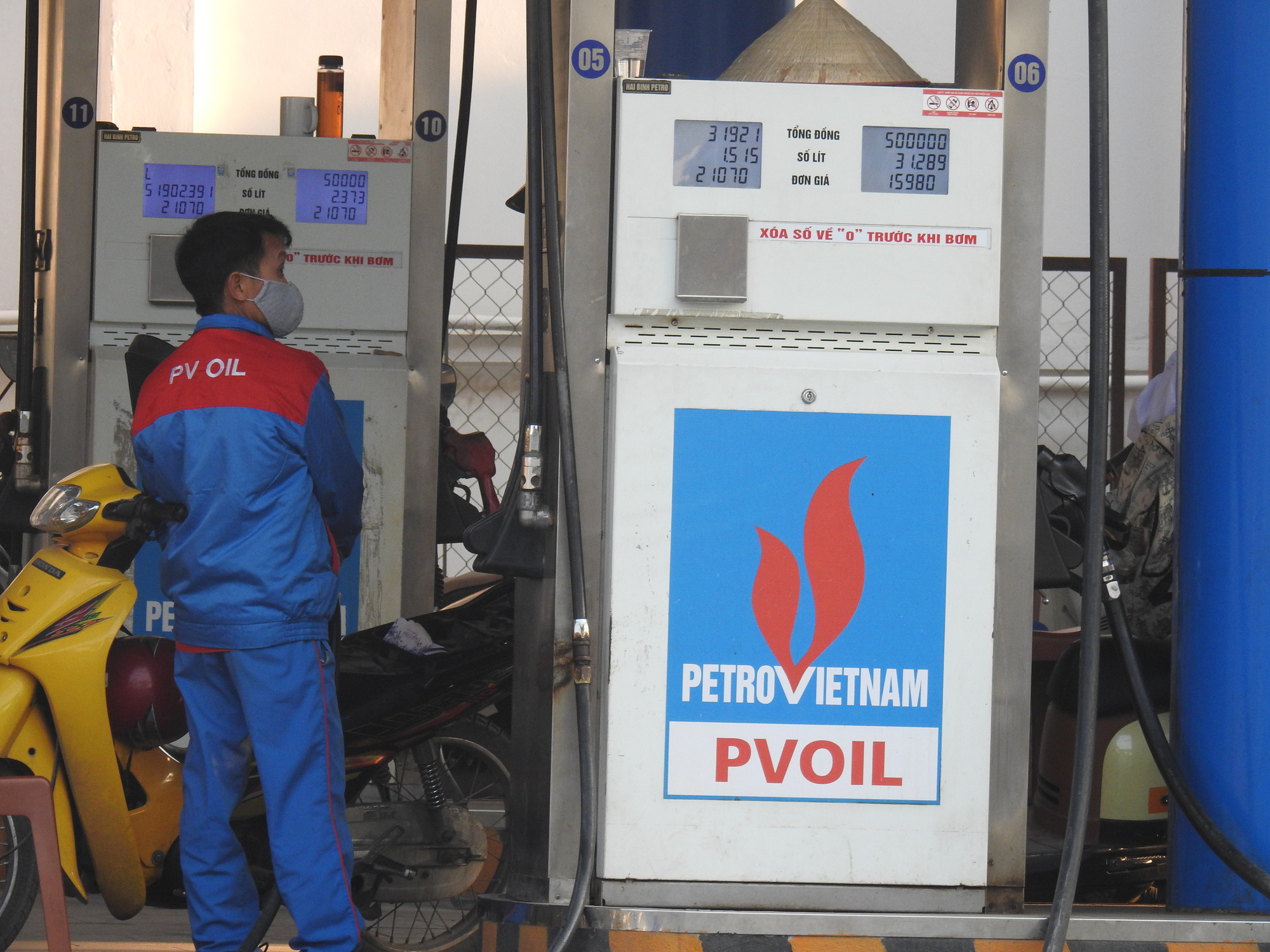 Giá xăng tăng gần 900 đồng/lít từ 15h chiều nay - Ảnh 1. Giá xăng tăng gần 900 đồng/lít từ 15h chiều nay - Ảnh 1.
