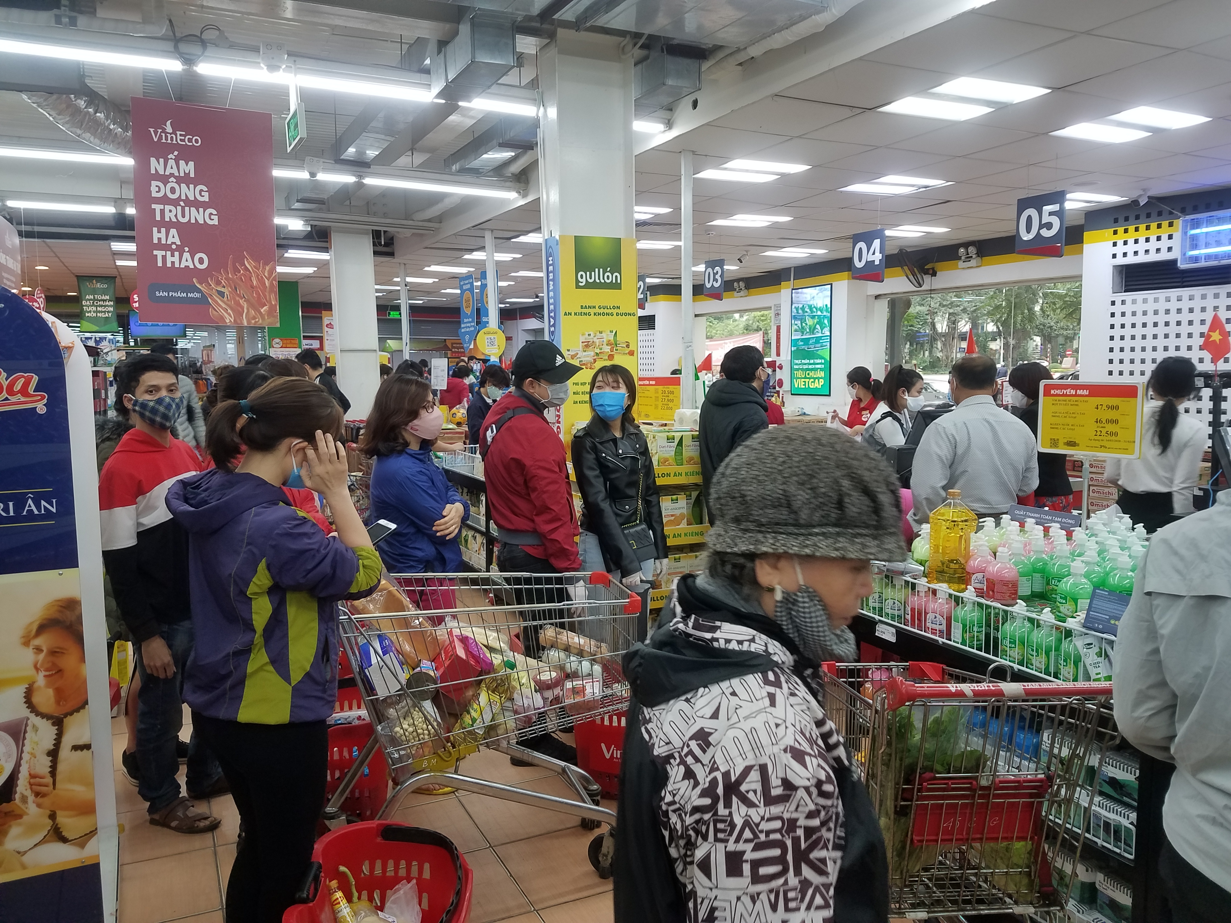 Tổng mức bán lẻ hàng hóa, dịch vụ tiêu dùng 6 tháng giảm 0,8% so với cùng kì năm ngoái - Ảnh 1.