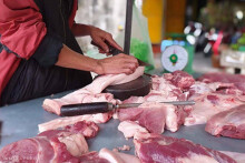 Giá cả thị trường hôm nay 3/6: Nghịch lí heo hơi tăng giá là siêu thị khuyến mãi thịt heo