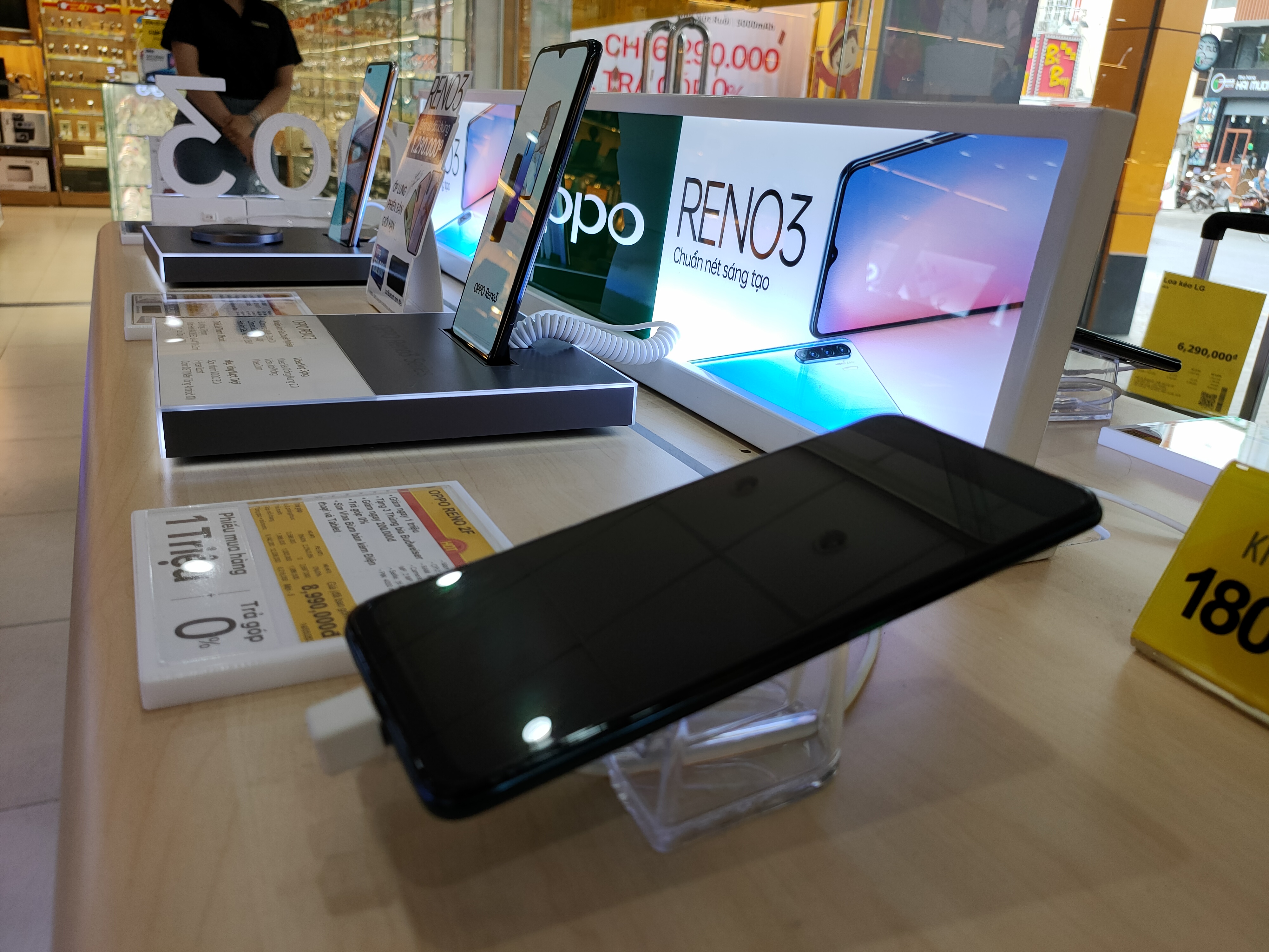 Điện thoại giảm giá: iPhone tiếp tục biến động, Android ngập tràn ưu đãi - Ảnh 1. Điện thoại giảm giá: iPhone tiếp tục biến động, Android ngập tràn ưu đãi - Ảnh 1.