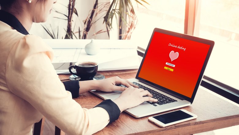 7 điều nên và không nên làm khi hẹn hò trực tuyến - Ảnh 1. 7 điều nên và không nên làm khi hẹn hò trực tuyến - Ảnh 1.