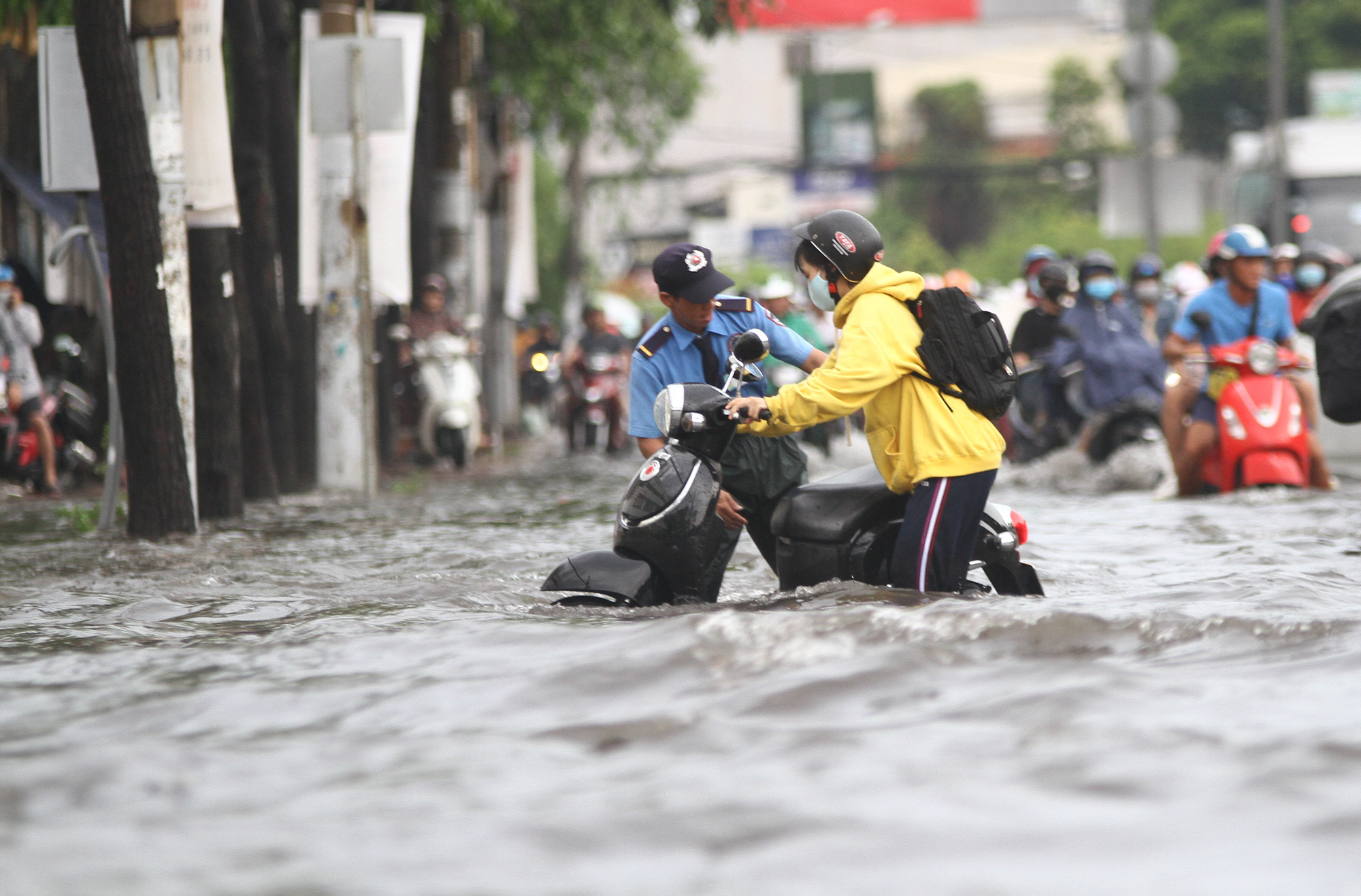 TP HCM: Đường Nguyễn Hữu Cảnh ngập kinh hãi, sóng cuồn cuộn - Ảnh 9.