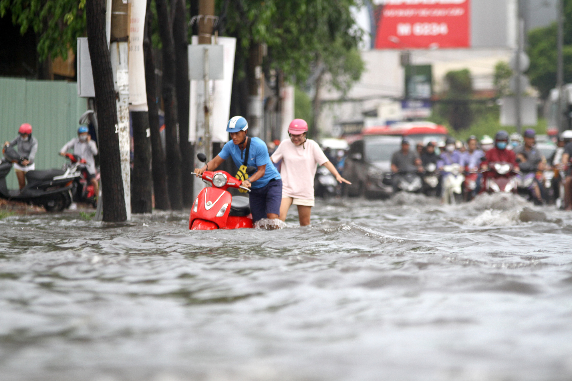 TP HCM: Đường Nguyễn Hữu Cảnh ngập kinh hãi, sóng cuồn cuộn - Ảnh 7.