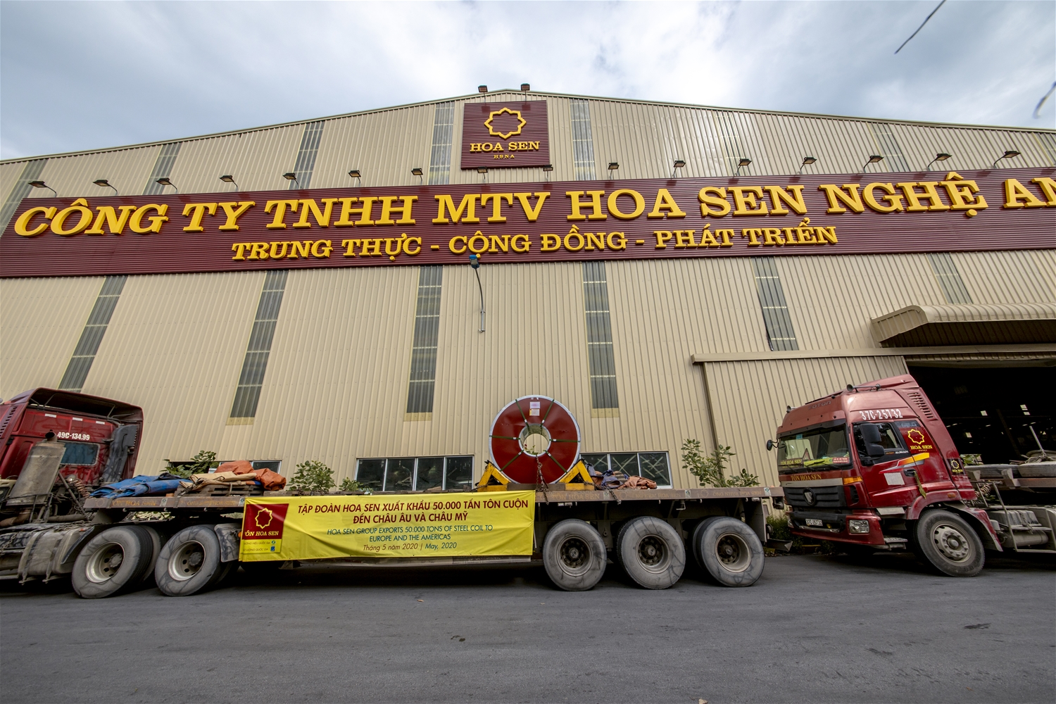 Hoa Sen xuất khẩu 50.000 tấn tôn tới châu Âu và Mỹ - Ảnh 1. Hoa Sen xuất khẩu 50.000 tấn tôn tới châu Âu và Mỹ - Ảnh 1.