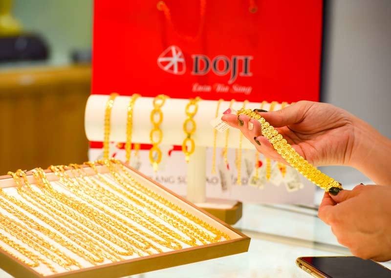 Giá vàng hôm nay 30/6: Vàng SJC tiếp đà tăng, vượt mốc 49 triệu đồng/lượng - Ảnh 2. Giá vàng hôm nay 30/6: Vàng SJC tiếp đà tăng, vượt mốc 49 triệu đồng/lượng - Ảnh 2.