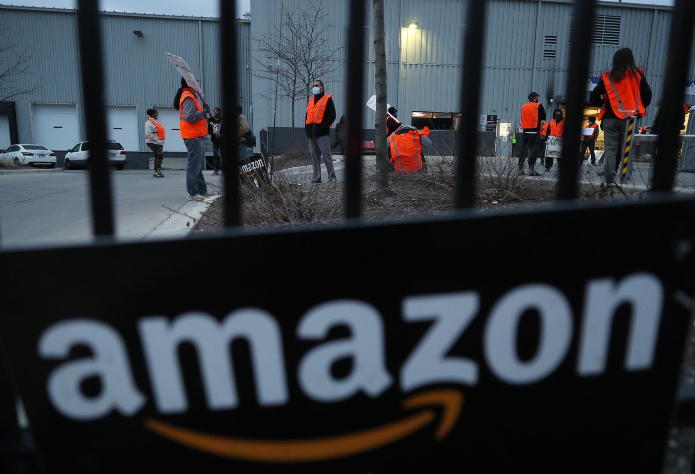 Amazon bị kiện sau khi nhân viên mang Covid-19 về nhà dẫn đến một người thân tử vong - Ảnh 1. Amazon bị kiện sau khi nhân viên mang Covid-19 về nhà dẫn đến một người thân tử vong - Ảnh 1.