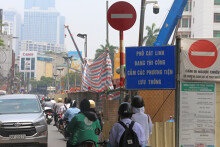 Phương tiện ùn ùn đi ngược chiều trên phố Cát Linh đang thi công đường sắt đô thị