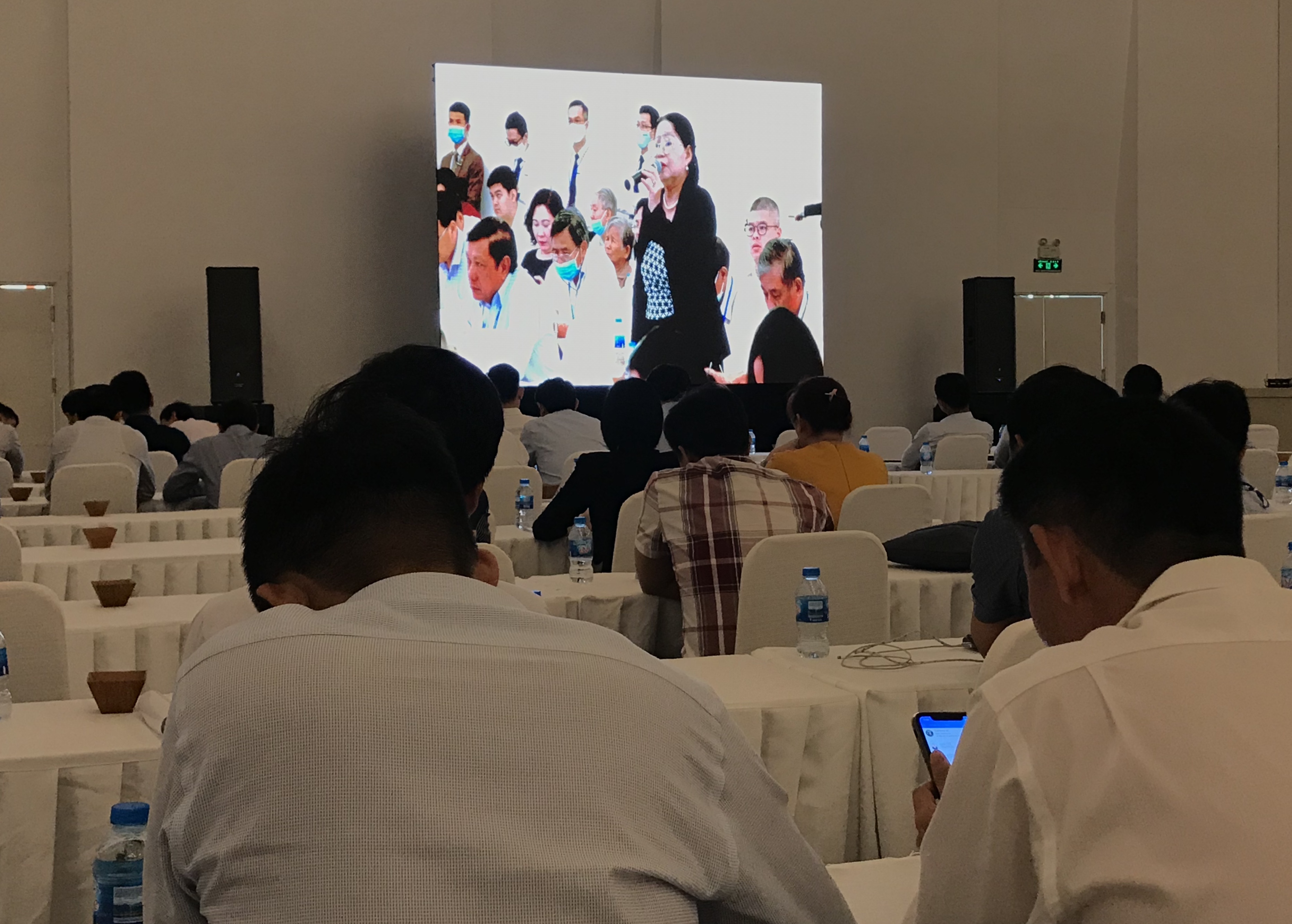 Cổ đông Sacombank lại bức xúc đòi chia cổ tức, ông Dương Công Minh: 'Chúng tôi đang trong cảnh trên đe dưới búa' - Ảnh 1.