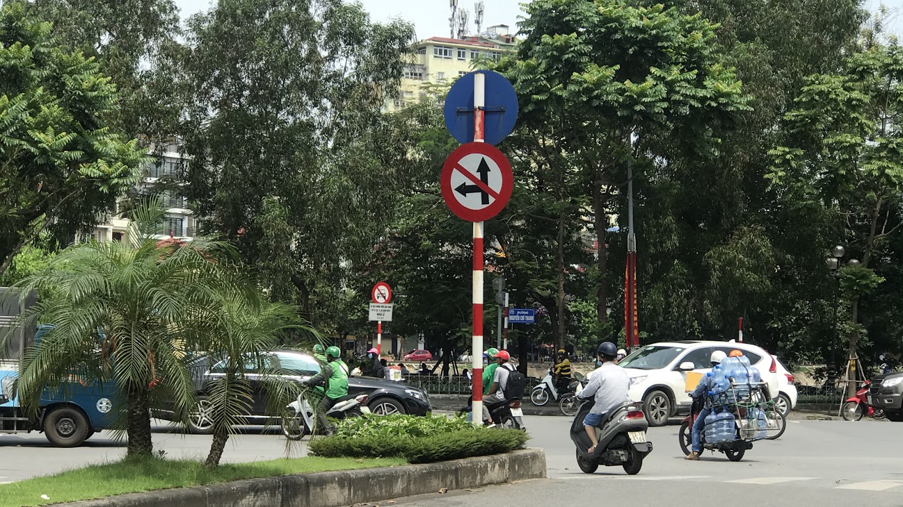 Nút giao thông dễ bị phạt ở Hà Nội: Lưu ý biển báo đầu ngõ 41 Nguyễn Chí Thanh - Ảnh 5. Nút giao thông dễ bị phạt ở Hà Nội: Lưu ý biển báo đầu ngõ 41 Nguyễn Chí Thanh - Ảnh 5.
