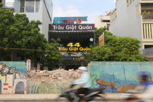 Cận cảnh đoạn đường gốm sứ đang được phá dỡ để cải tạo trục đường Nghi Tàm - Âu Cơ