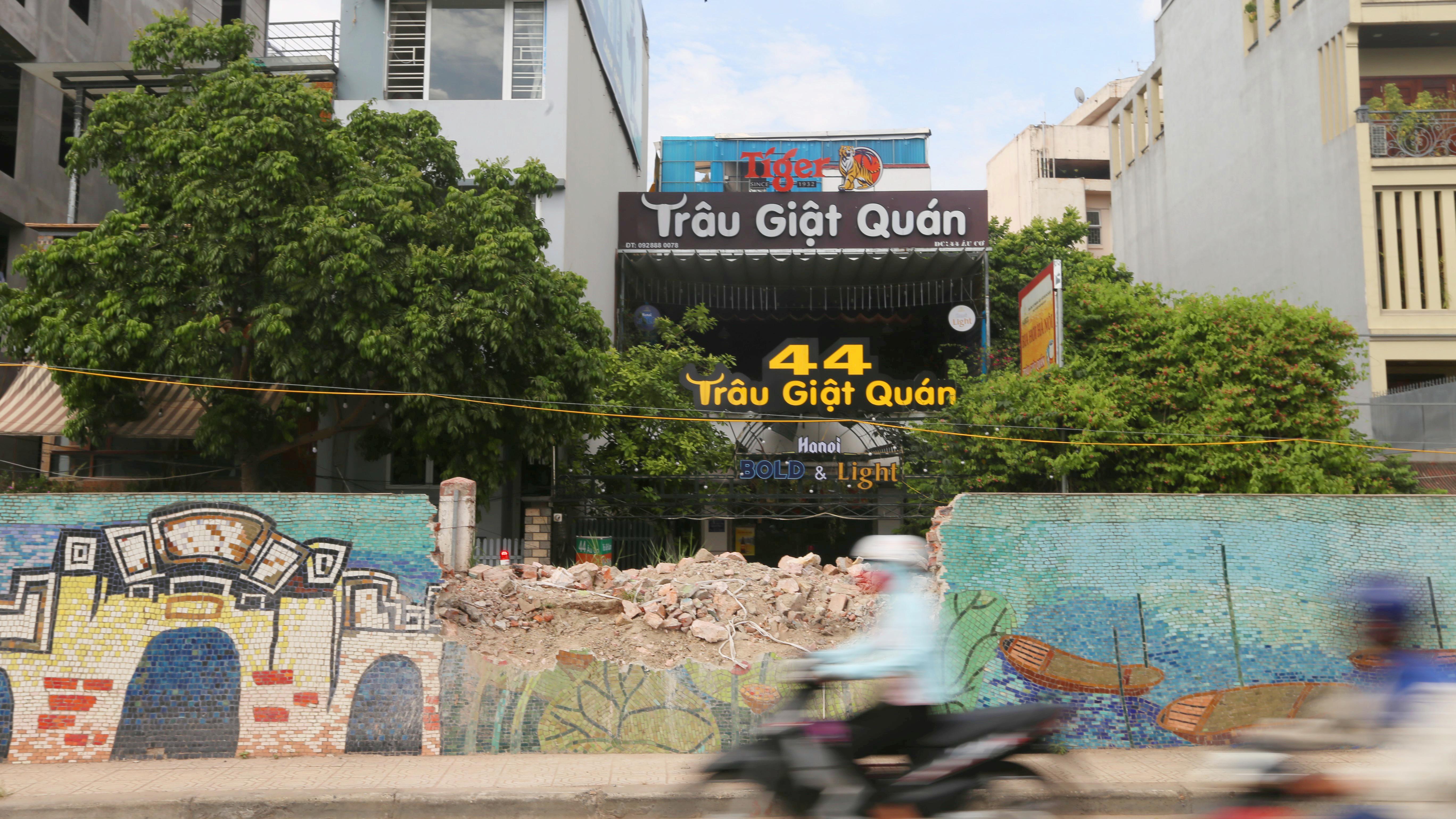 Ngắm nhìn 600 m đoạn đường gốm sứ bị phá dỡ để cải tạo trục đường Nghi Tàm - Âu Cơ - Ảnh 8. Ngắm nhìn 600 m đoạn đường gốm sứ bị phá dỡ để cải tạo trục đường Nghi Tàm - Âu Cơ - Ảnh 8.
