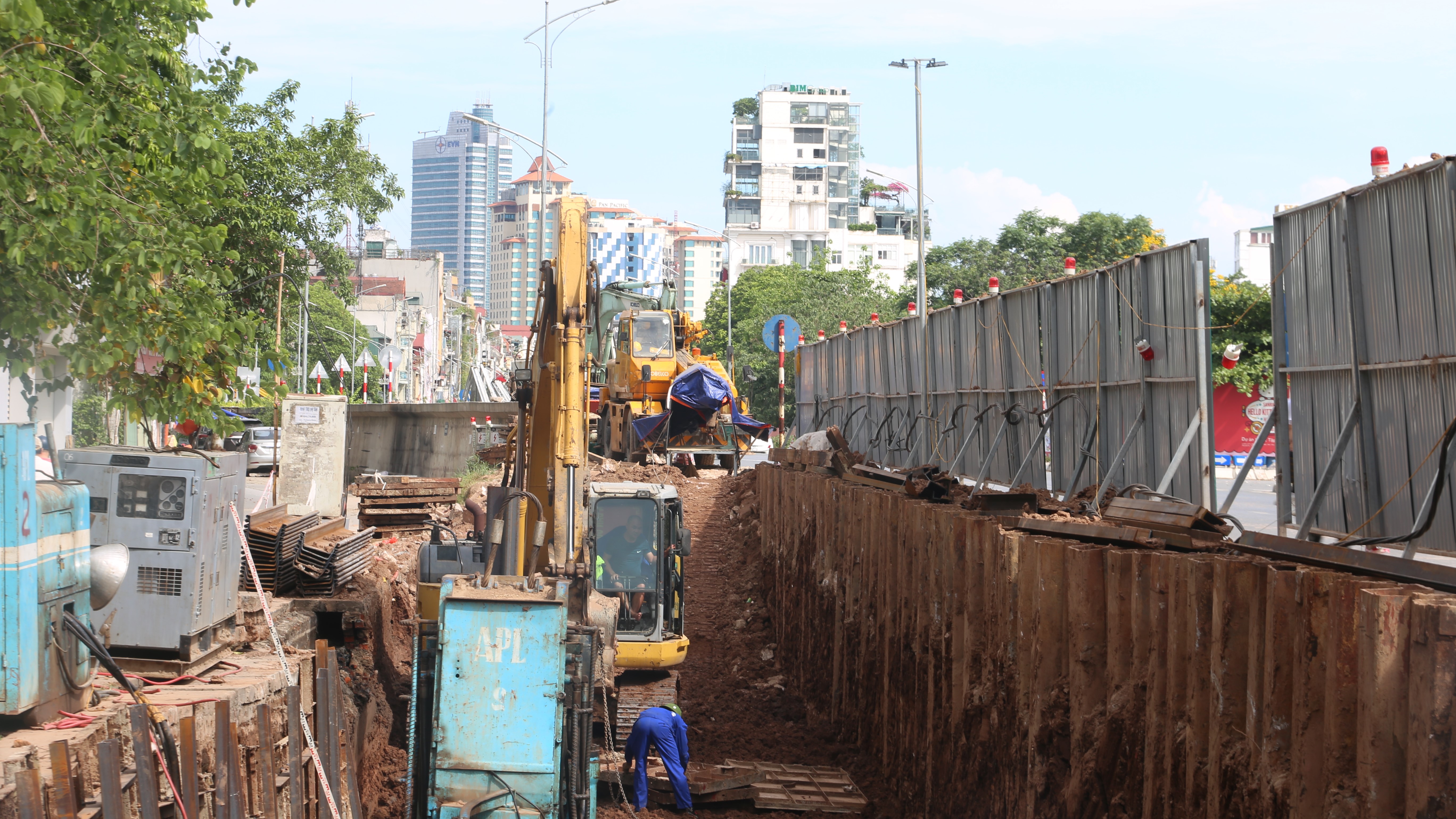 Ngắm nhìn 600 m đoạn đường gốm sứ bị phá dỡ để cải tạo trục đường Nghi Tàm - Âu Cơ - Ảnh 4. Ngắm nhìn 600 m đoạn đường gốm sứ bị phá dỡ để cải tạo trục đường Nghi Tàm - Âu Cơ - Ảnh 4.