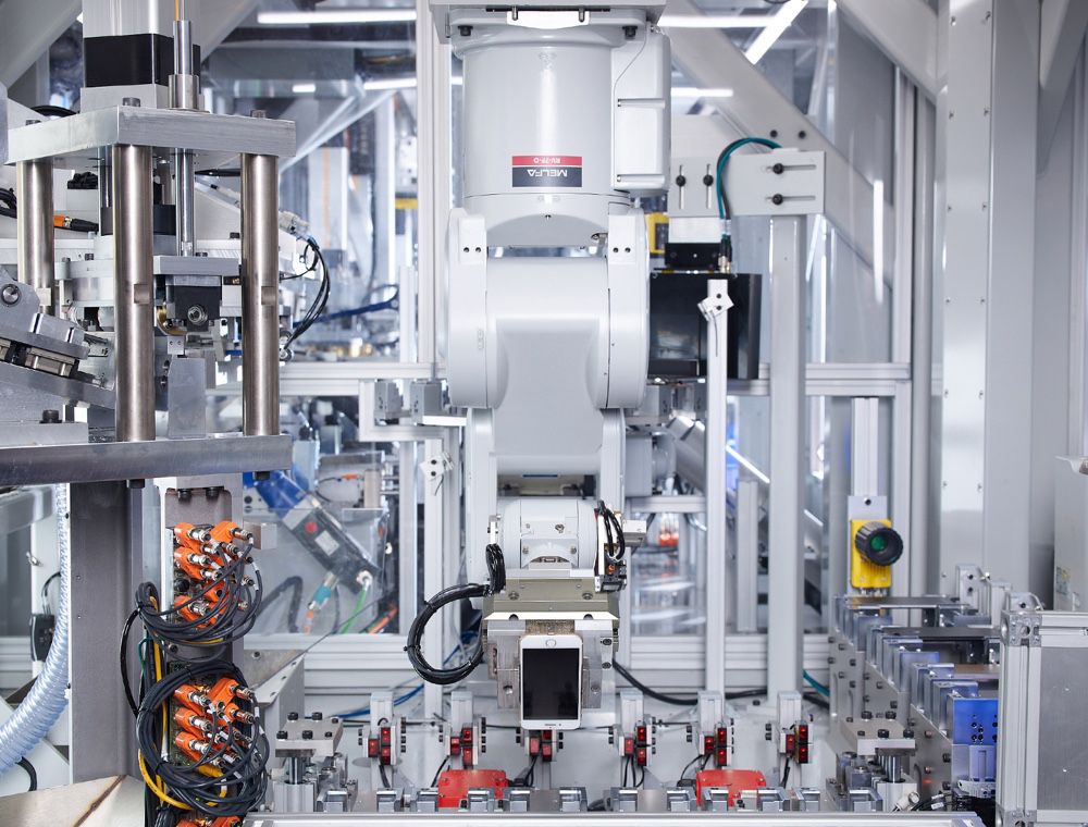 Tốn hàng triệu USD, Apple tạo ra chuỗi robot thua xa công nhân - Ảnh 4.
