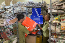 Tạm giữ hơn 5.000 sản phẩm giày dép giả thương hiệu Adidas, Nike