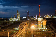 Giá dầu tăng sau khi OPEC+ tiếp tục cắt giảm sản lượng thêm 1 tháng