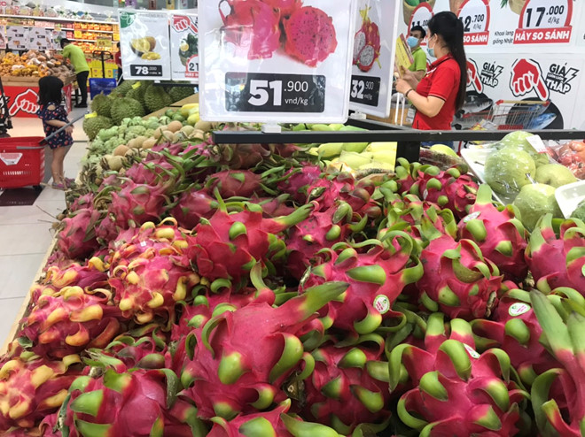 Hơn 3.000 đồng/kg thanh long, dân tranh thủ mua về cho gà ăn - Ảnh 6. Hơn 3.000 đồng/kg thanh long, dân tranh thủ mua về cho gà ăn - Ảnh 6.