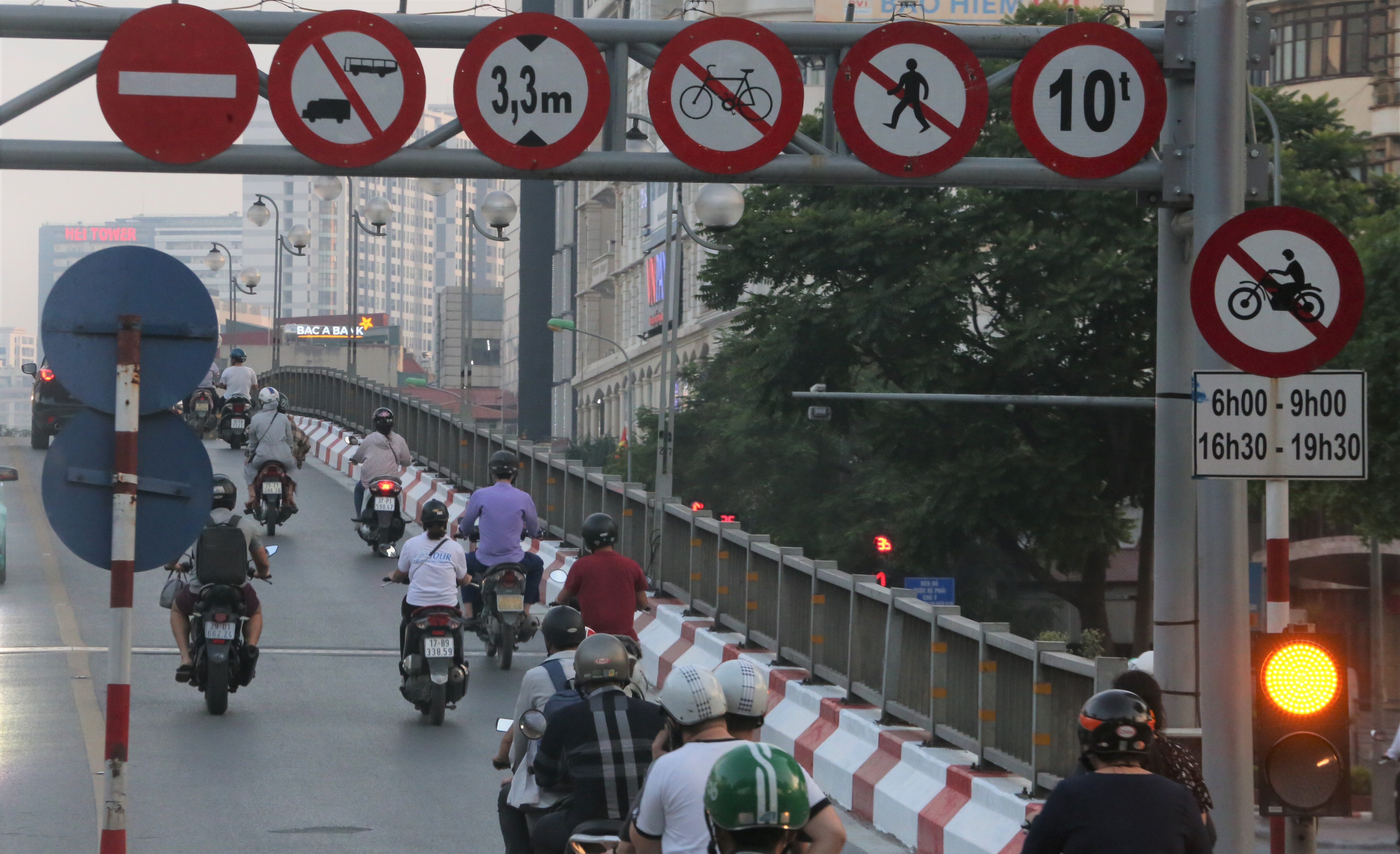 Xe máy nối đuôi nhau đi lên cầu vượt Láng Hạ, Lê Văn Lương vào khung giờ cấm - Ảnh 5. Xe máy nối đuôi nhau đi lên cầu vượt Láng Hạ, Lê Văn Lương vào khung giờ cấm - Ảnh 5.