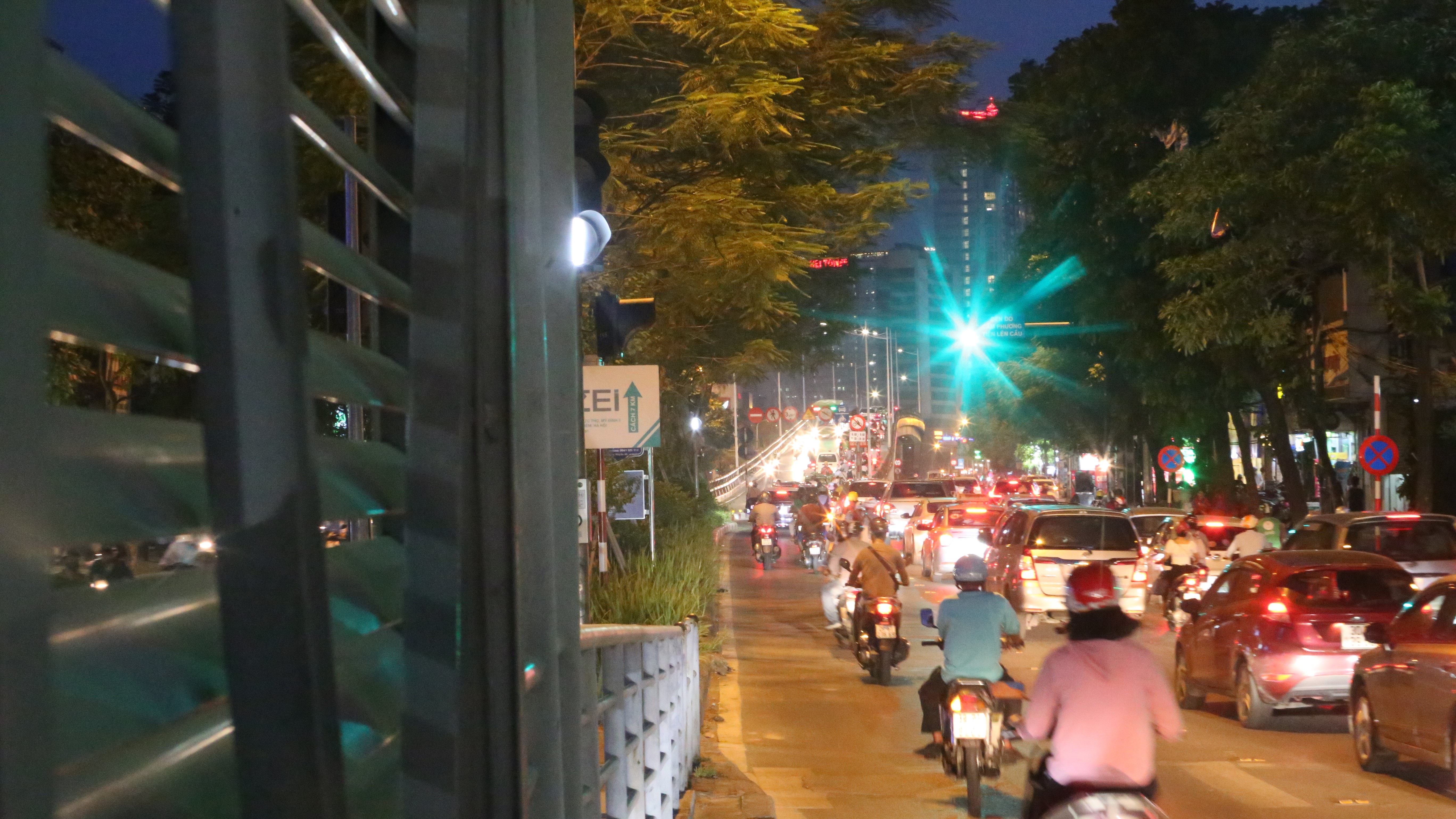 Xe máy nối đuôi nhau đi lên cầu vượt Láng Hạ, Lê Văn Lương vào khung giờ cấm - Ảnh 7. Xe máy nối đuôi nhau đi lên cầu vượt Láng Hạ, Lê Văn Lương vào khung giờ cấm - Ảnh 7.