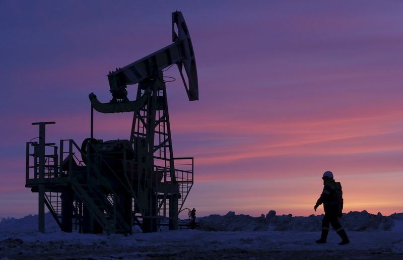 Giá xăng dầu hôm nay 9/6: Dầu giảm gần 3% mặc dù OPEC+ đã đồng ý gia hạn cắt giảm sản lượng - Ảnh 1.