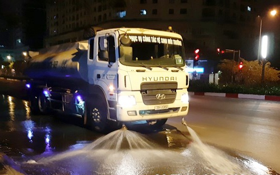 Hà Nội chi hơn 100 tỉ đồng rửa đường giải nhiệt ngày nắng gắt - Ảnh 1.