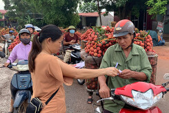 Khu chợ dài 20km, 4.000 tỉ trao tay qua mẩu giấy nhỏ