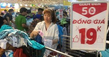 Người dân 'săn' quần áo siêu rẻ tại BigC Miền Đông trước ngày đóng cửa