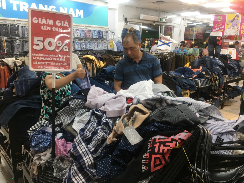 Người dân 'săn' quần áo siêu rẻ tại BigC Miền Đông trước ngày đóng cửa - Ảnh 7.
