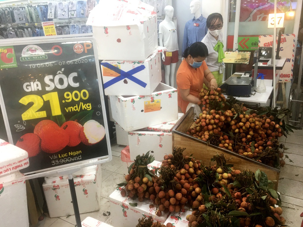 Người dân 'săn' quần áo siêu rẻ tại BigC Miền Đông trước ngày đóng cửa - Ảnh 12.