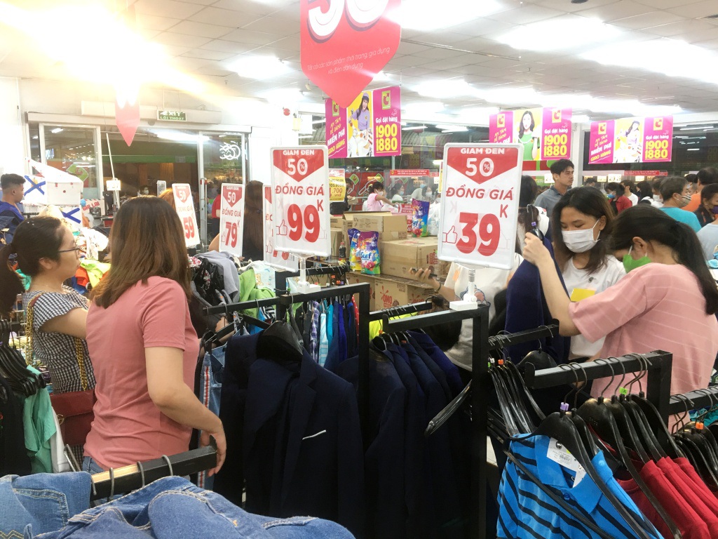 Người dân 'săn' quần áo siêu rẻ tại BigC Miền Đông trước ngày đóng cửa - Ảnh 4.