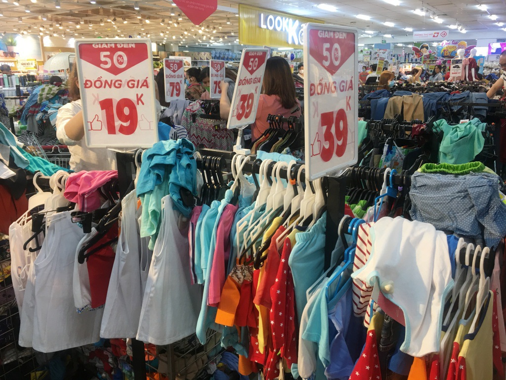 Người dân 'săn' quần áo siêu rẻ tại BigC Miền Đông trước ngày đóng cửa - Ảnh 6.
