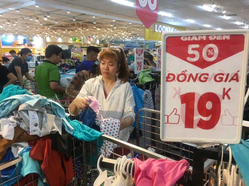 Người dân 'săn' quần áo siêu rẻ tại BigC Miền Đông trước ngày đóng cửa - Ảnh 5.