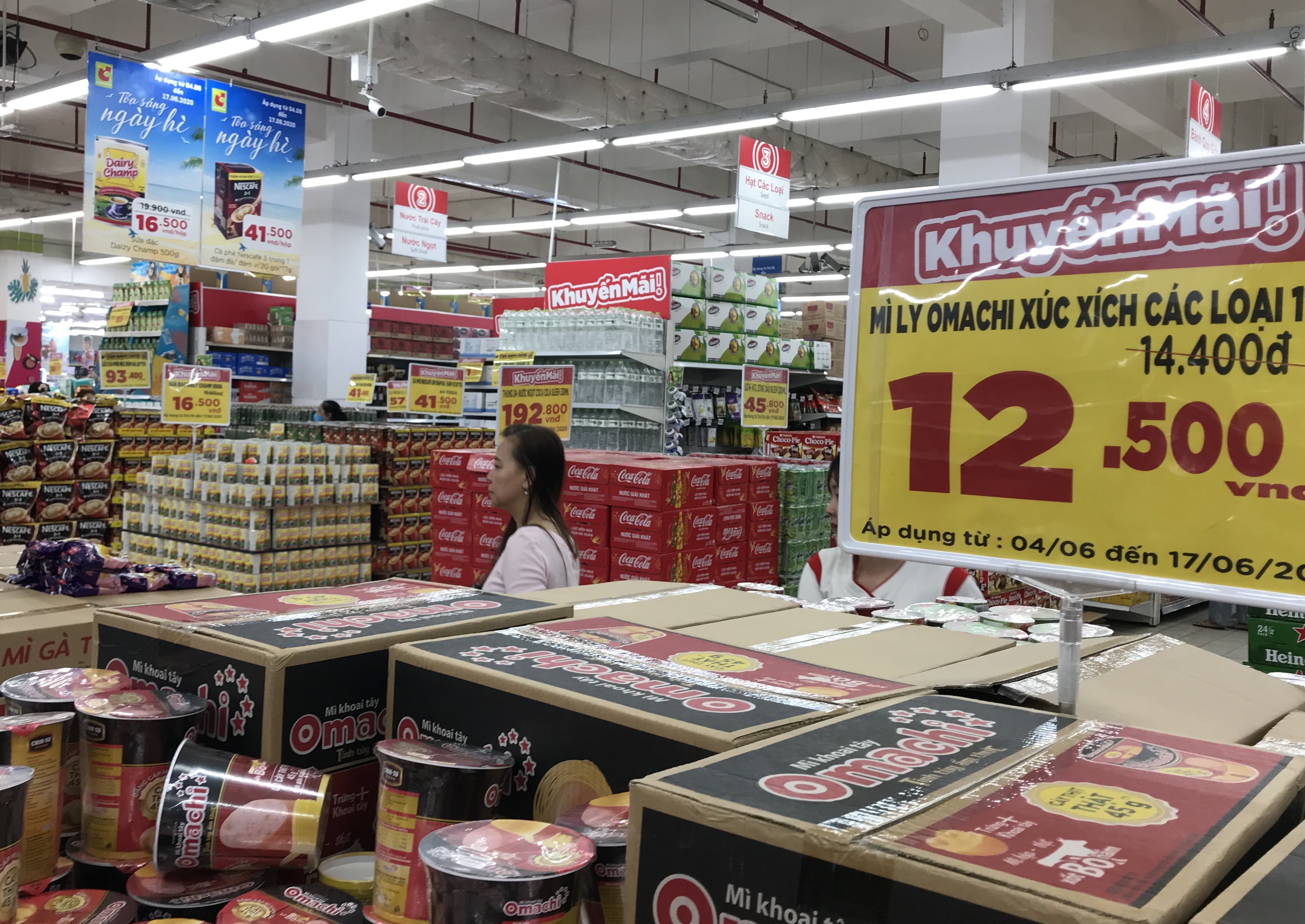 Sắp đóng cửa, Big C miền Đông ồ ạt khuyến mãi, người tiêu dùng lạc trong mê cung hàng giá sốc - Ảnh 6. Sắp đóng cửa, Big C miền Đông ồ ạt khuyến mãi, người tiêu dùng lạc trong mê cung hàng giá sốc - Ảnh 6.