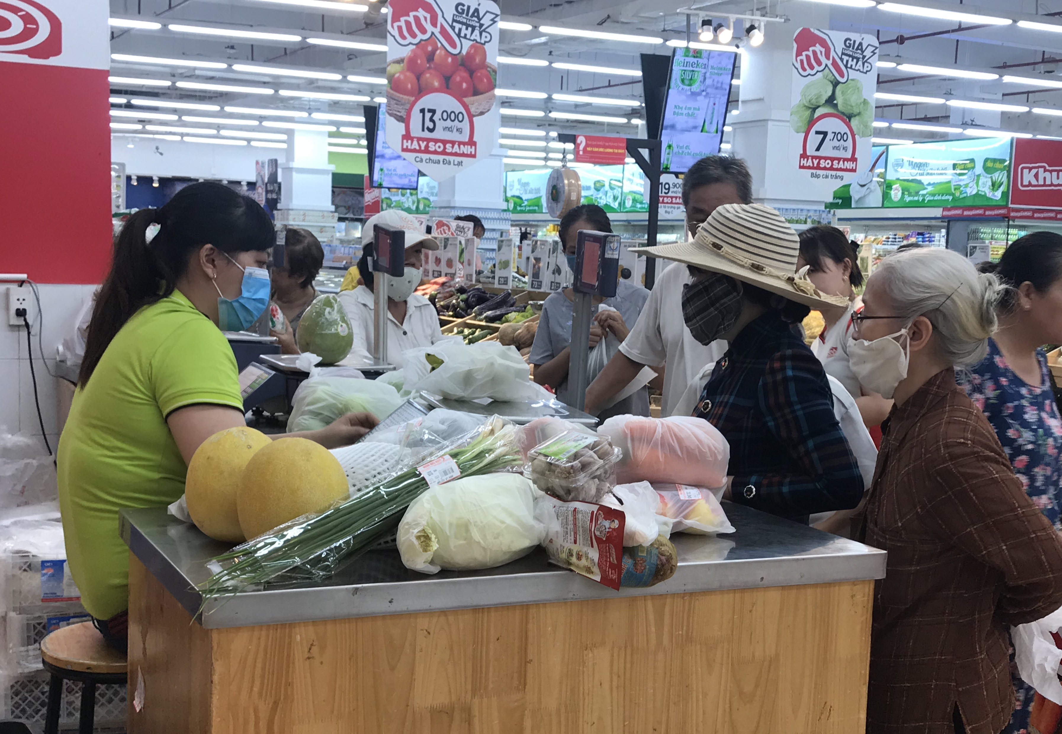 Sắp đóng cửa, Big C miền Đông ồ ạt khuyến mãi, người tiêu dùng lạc trong mê cung hàng giá sốc - Ảnh 12. Sắp đóng cửa, Big C miền Đông ồ ạt khuyến mãi, người tiêu dùng lạc trong mê cung hàng giá sốc - Ảnh 12.