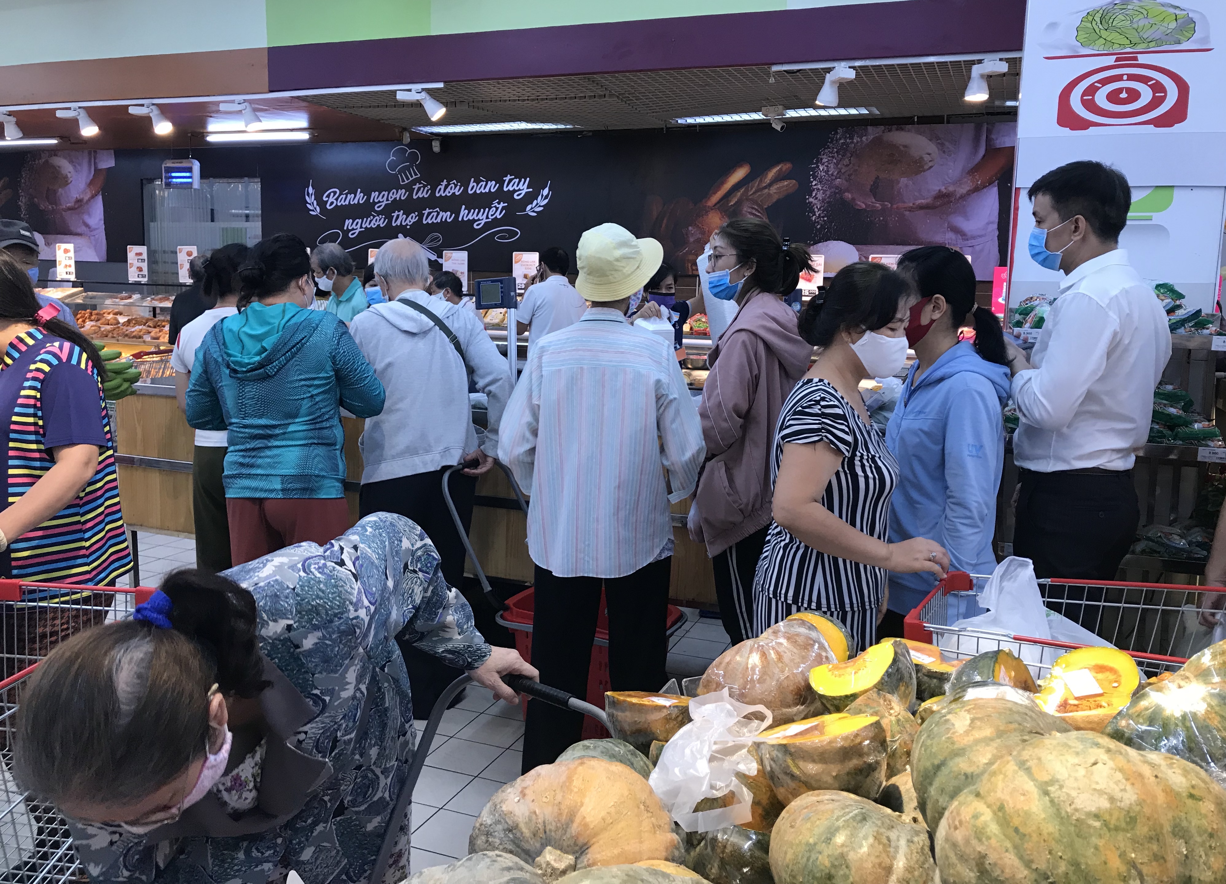 Sắp đóng cửa, Big C miền Đông ồ ạt khuyến mãi, người tiêu dùng lạc trong mê cung hàng giá sốc - Ảnh 13. Sắp đóng cửa, Big C miền Đông ồ ạt khuyến mãi, người tiêu dùng lạc trong mê cung hàng giá sốc - Ảnh 13.