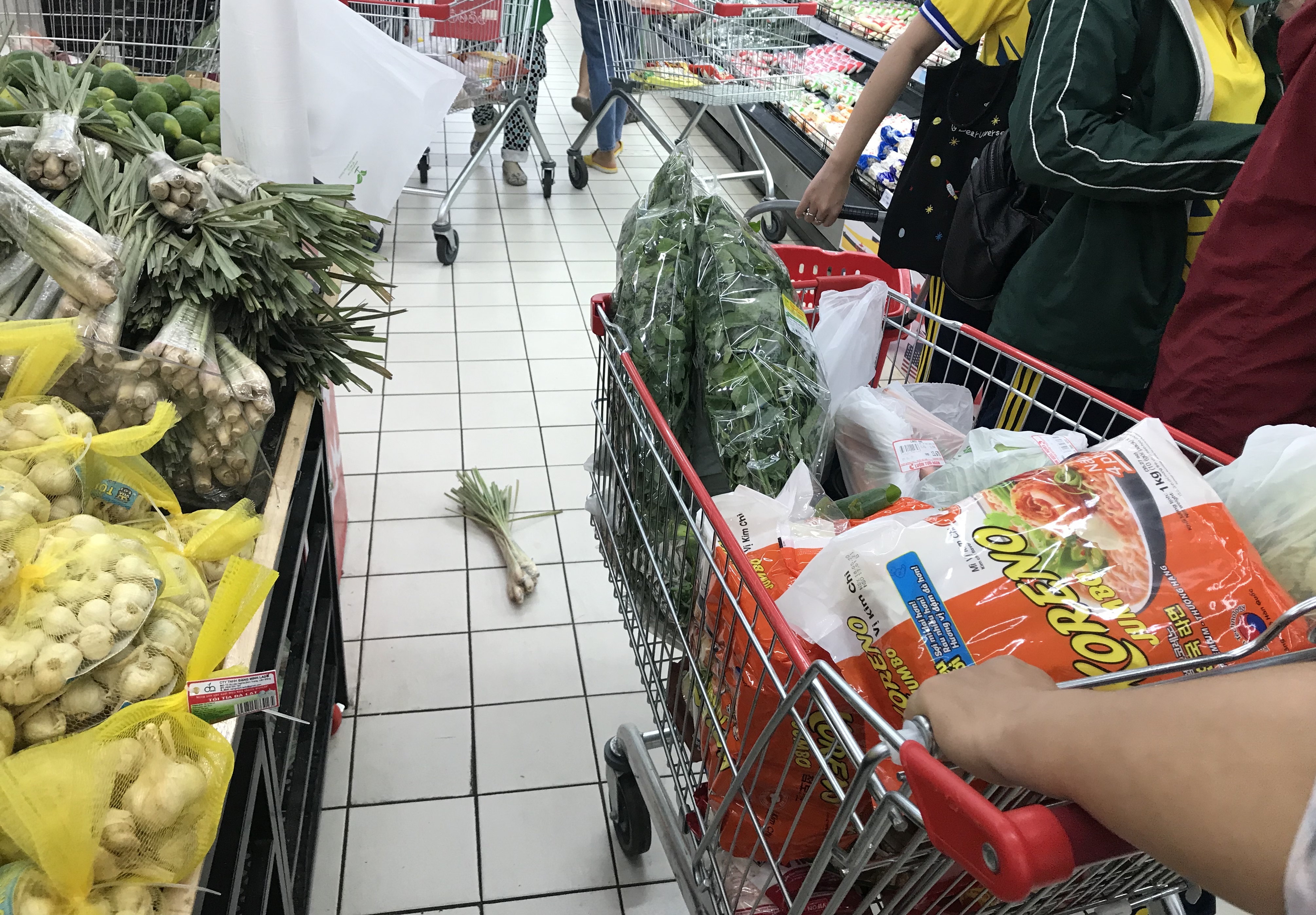 Sắp đóng cửa, Big C miền Đông ồ ạt khuyến mãi, người tiêu dùng lạc trong mê cung hàng giá sốc - Ảnh 11. Sắp đóng cửa, Big C miền Đông ồ ạt khuyến mãi, người tiêu dùng lạc trong mê cung hàng giá sốc - Ảnh 11.