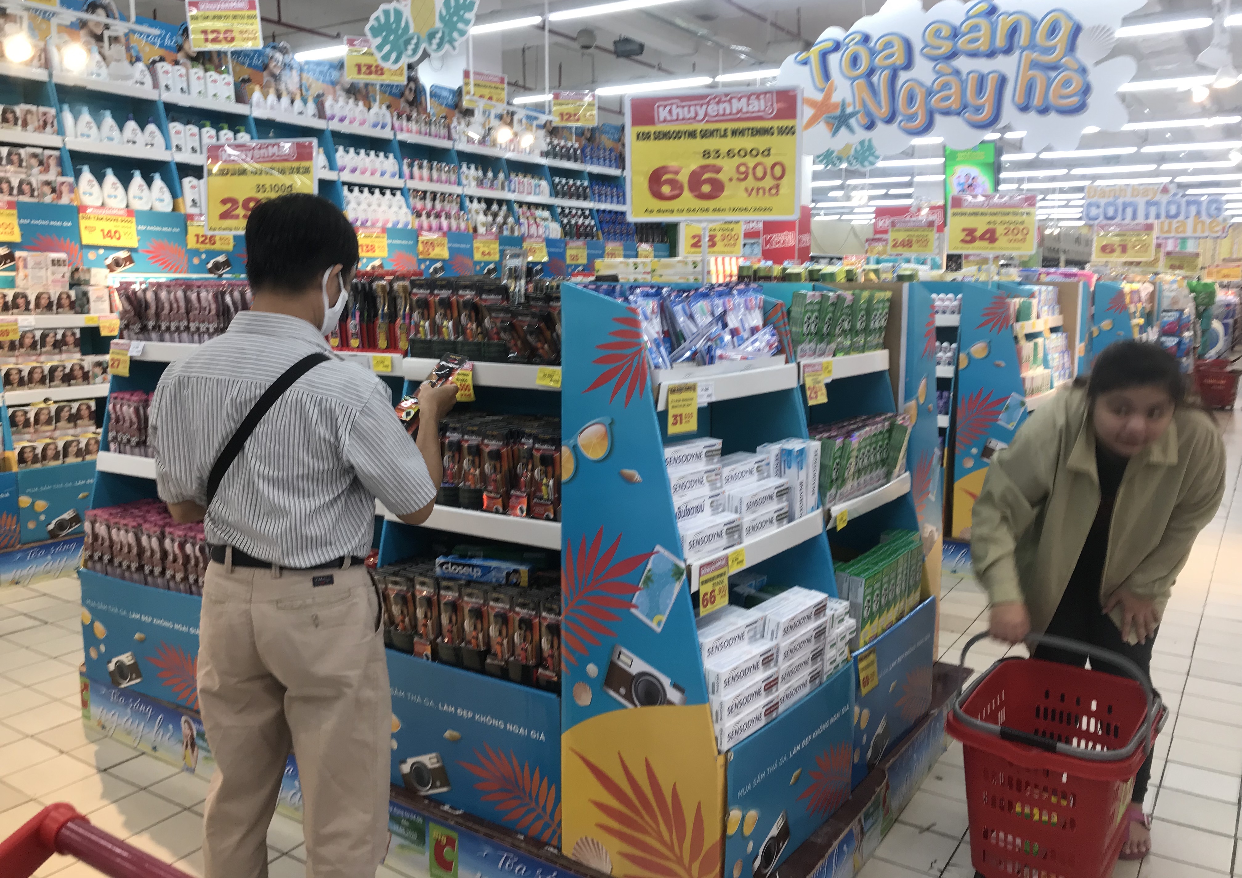 Sắp đóng cửa, Big C miền Đông ồ ạt khuyến mãi, người tiêu dùng lạc trong mê cung hàng giá sốc - Ảnh 3. Sắp đóng cửa, Big C miền Đông ồ ạt khuyến mãi, người tiêu dùng lạc trong mê cung hàng giá sốc - Ảnh 3.