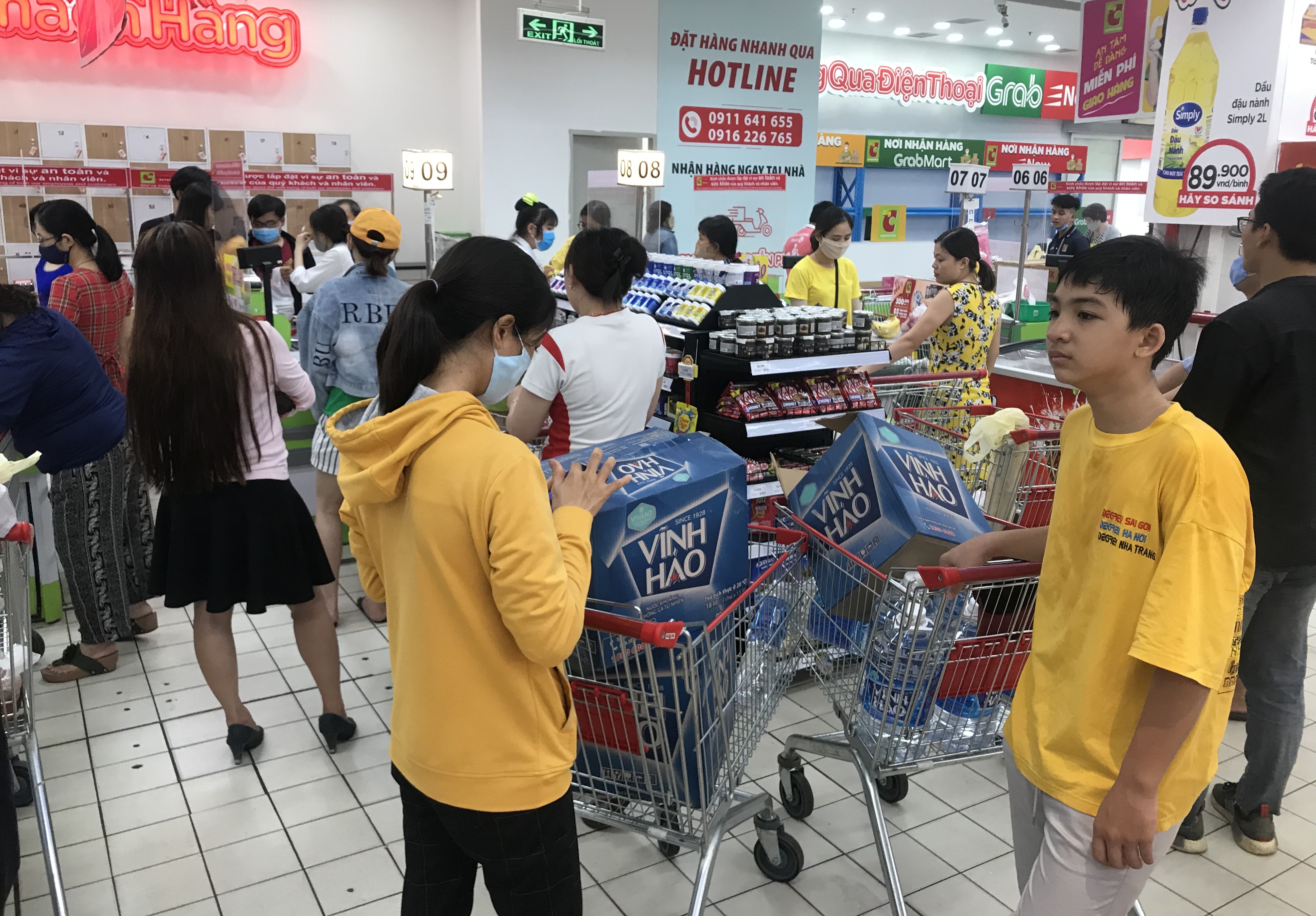 Sắp đóng cửa, Big C miền Đông ồ ạt khuyến mãi, người tiêu dùng lạc trong mê cung hàng giá sốc - Ảnh 2. Sắp đóng cửa, Big C miền Đông ồ ạt khuyến mãi, người tiêu dùng lạc trong mê cung hàng giá sốc - Ảnh 2.