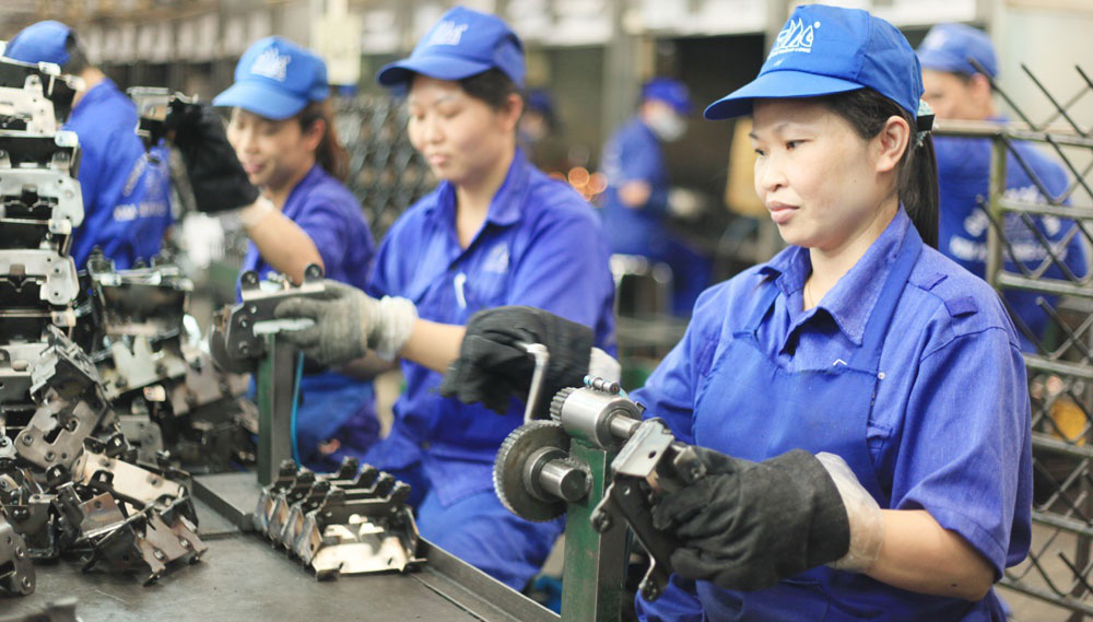 Covid-19 khiến tỉ lệ thất nghiệp của Việt Nam cao nhất 10 năm - Ảnh 1.